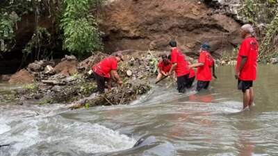 plengsengan-sungai-badeng-singojuruh-ambrol-15-meter,-bangunan-warga-terancam