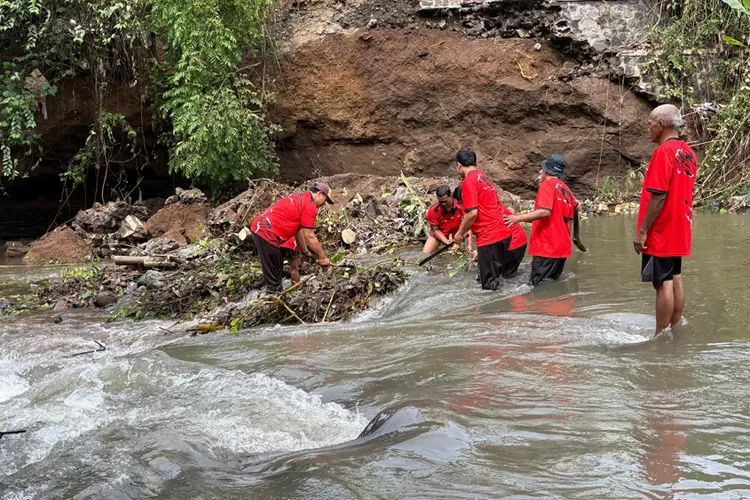 plengsengan-sungai-badeng-singojuruh-ambrol-15-meter,-bangunan-warga-terancam