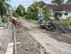Protes Kreatif Warga Sembulung Berbuah Manis, Paving Jalan Mulai Dipasang Usai ‘Candi Paving’ Dibongkar