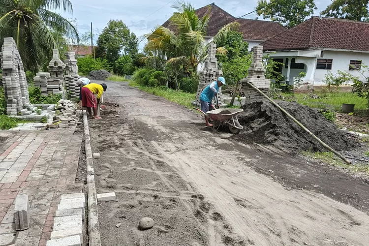 protes-kreatif-warga-sembulung-berbuah-manis,-paving-jalan-mulai-dipasang-usai-‘candi-paving’-dibongkar