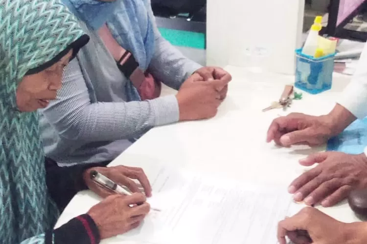 kisah-inspiratif-cjh-banyuwangi,-sumayah-saderi-nabung-30-tahun-dari-jualan-keliling-hingga-akhirnya-berangkat-haji