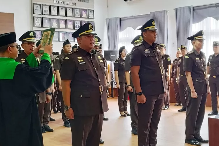 tiga-kasi-kejari-banyuwangi-berganti,-kajari-tegaskan-mutasi-untuk-penguatan-kinerja