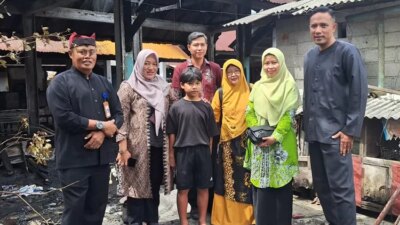 kebakaran-pasar-tiga-berlian-banyuwangi-berdampak-ke-siswa,-sdn-kepatihan-salurkan-bantuan-seragam-hingga-rapor-baru