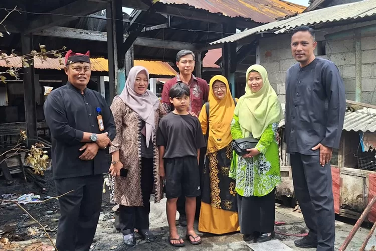 kebakaran-pasar-tiga-berlian-banyuwangi-berdampak-ke-siswa,-sdn-kepatihan-salurkan-bantuan-seragam-hingga-rapor-baru