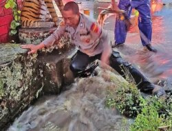 Drainase Tak Berfungsi, Banjir Rendam Jalur Poros Glenmore Banyuwangi hingga Picu Kemacetan Panjang