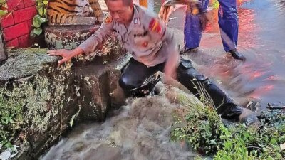 drainase-tak-berfungsi,-banjir-rendam-jalur-poros-glenmore-banyuwangi-hingga-picu-kemacetan-panjang