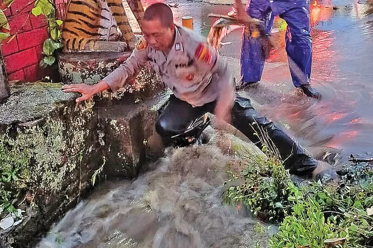 drainase-tak-berfungsi,-banjir-rendam-jalur-poros-glenmore-banyuwangi-hingga-picu-kemacetan-panjang