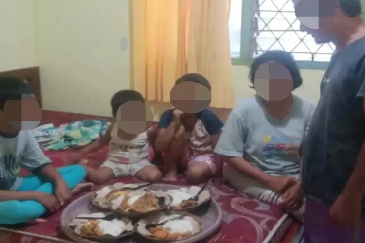 dinsos-ppkb-banyuwangi-evakuasi-keluarga-telantar-di-sobo,-lima-orang-kini-ditampung-di-shelter-sosial