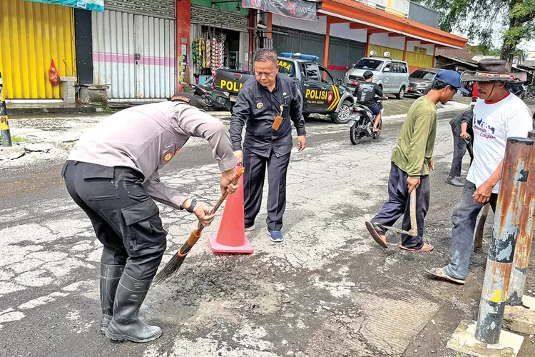 dukung-operasi-keselamatan-semeru-2026,-forpimka-sempu-tambal-40-titik-jalan-berlubang