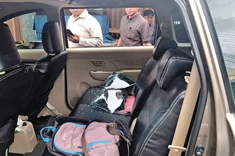 pecah-kaca-mobil-di-genteng-banyuwangi,-laptop-dan-95-materai-raib,-korban-rugi-rp8-juta
