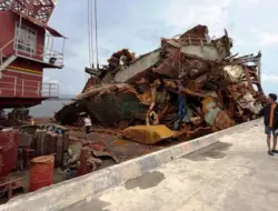 Pengangkatan Bangkai Kapal KMP Tunu Pratama Jaya Capai 80 Persen, Tersisa Bagian Depan Kapal