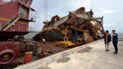 pengangkatan-bangkai-kapal-kmp-tunu-pratama-jaya-capai-80-persen,-tersisa-bagian-depan-kapal