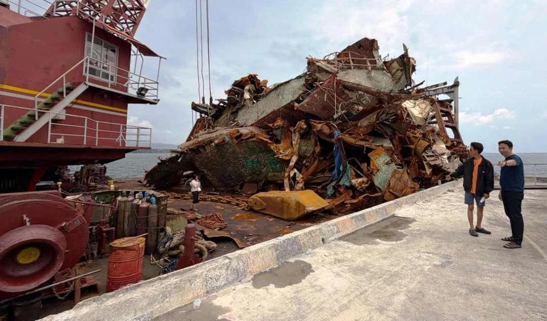 pengangkatan-bangkai-kapal-kmp-tunu-pratama-jaya-capai-80-persen,-tersisa-bagian-depan-kapal