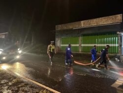 Tumpahan Solar Bikin Pengendara Terjatuh, Begini Respon Cepat Polsek Kalibaru