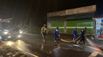 tumpahan-solar-bikin-pengendara-terjatuh,-begini-respon-cepat-polsek-kalibaru