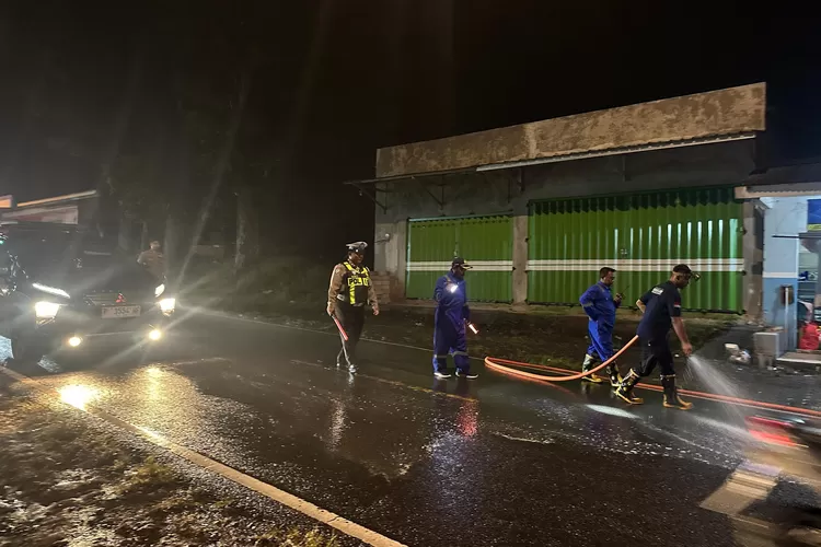 tumpahan-solar-bikin-pengendara-terjatuh,-begini-respon-cepat-polsek-kalibaru