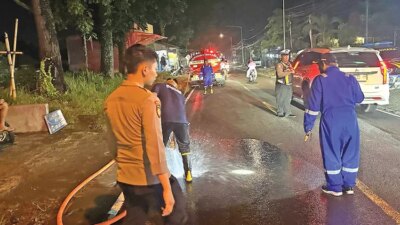 tumpahan-solar-dan-oli-di-jalan-raya-jember-kalibaru-banyuwangi,-7-pengendara-motor-terjatuh