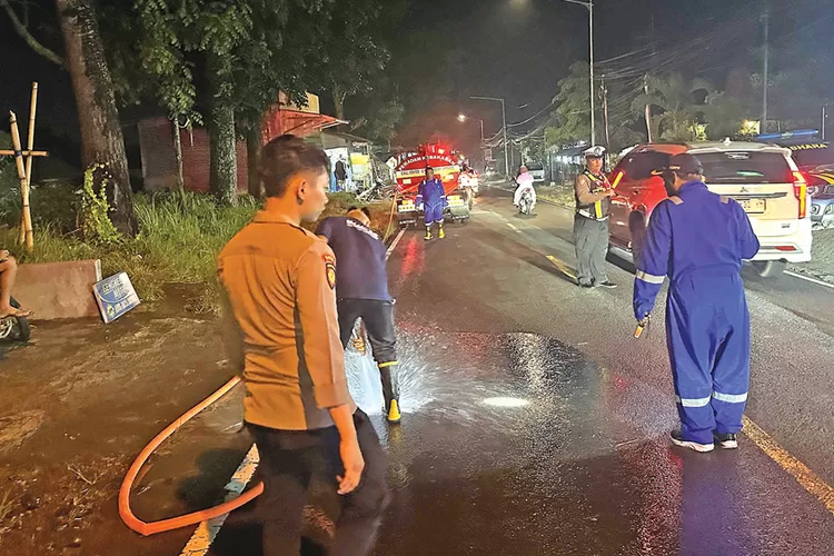 tumpahan-solar-dan-oli-di-jalan-raya-jember-kalibaru-banyuwangi,-7-pengendara-motor-terjatuh
