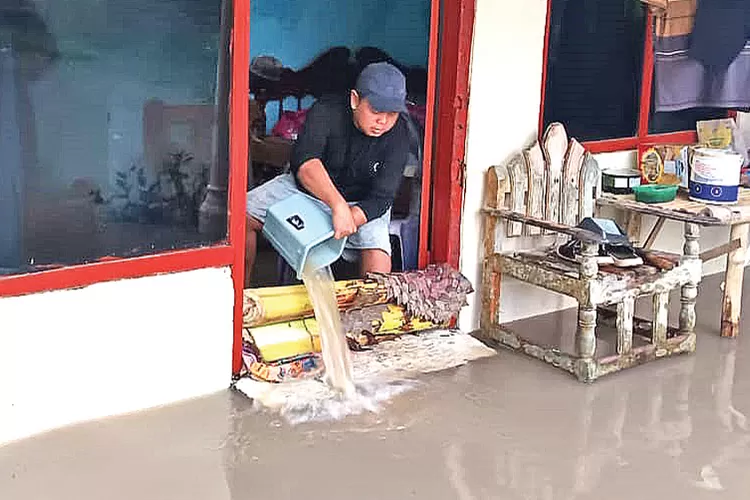 hujan-deras-sebabkan-banjir-di-muncar-banyuwangi,-empat-desa-terdampak-luapan-kali-liuk