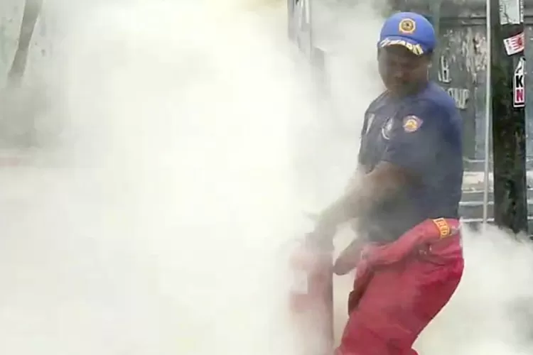 travo-pln-di-jalan-ahmad-yani-banyuwangi-terbakar,-damkarmat-bergerak-cepat-padamkan-api