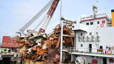 300-ton-bangkai-kmp-tunu-pratama-jaya-tiba-di-marina-boom-banyuwangi,-80-persen-sudah-terangkat