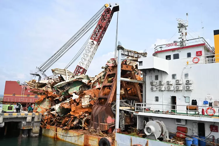 300-ton-bangkai-kmp-tunu-pratama-jaya-tiba-di-marina-boom-banyuwangi,-80-persen-sudah-terangkat