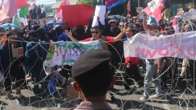 tolak-pilkada-tidak-langsung,-aliansi-bem-si-jatim-demo-di-dprd-jatim-bawa-lima-tuntutan