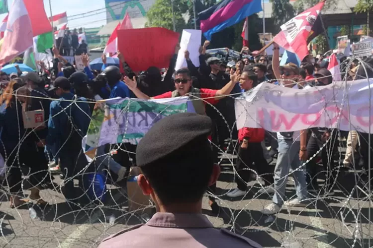 tolak-pilkada-tidak-langsung,-aliansi-bem-si-jatim-demo-di-dprd-jatim-bawa-lima-tuntutan