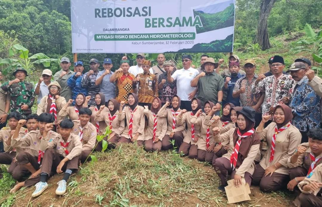 mitigasi-bencana-hidrometeorologi-banyuwangi-gotong-royong-tanam-20-ribu-pohon-di-kawasan-hulu