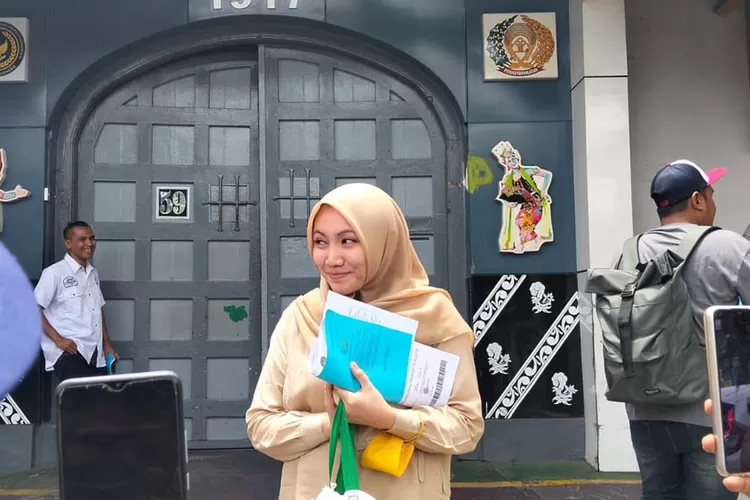 arinda-nerrisya-putri-bebas-bersyarat-dari-lapas-banyuwangi,-eks-pegawai-bank-kasus-penggelapan-rp-3-miliar