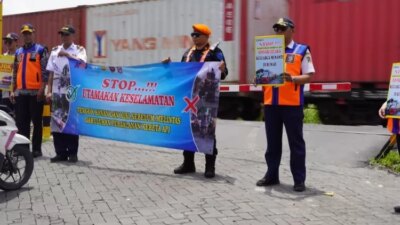 warga-surabaya-wajib-tahu,-ini-cara-aman-melintasi-perlintasan-kereta-api