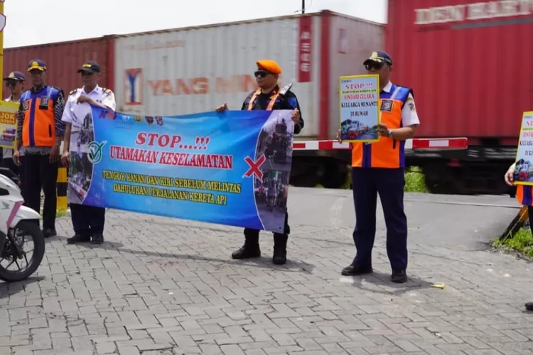 warga-surabaya-wajib-tahu,-ini-cara-aman-melintasi-perlintasan-kereta-api