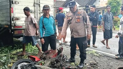 laka-lantas-di-jalan-raya-gambiran-banyuwangi,-pengendara-honda-beat-tewas-tertabrak-truk-boks