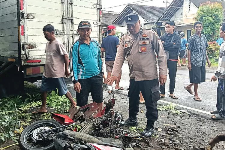 laka-lantas-di-jalan-raya-gambiran-banyuwangi,-pengendara-honda-beat-tewas-tertabrak-truk-boks