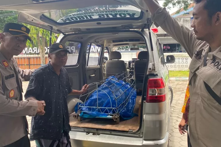 mayat-pria-ditemukan-mengapung-di-pantai-lampon-banyuwangi,-diduga-pelaku-curanmor-yang-kabur-ke-laut