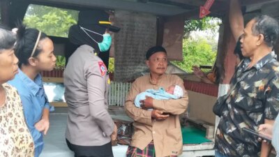 bayi-perempuan-ditemukan-dalam-kardus-di-poskamling-sumberrejo-banyuwangi,-polisi-selidiki-pelaku