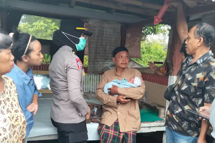 bayi-perempuan-ditemukan-dalam-kardus-di-poskamling-sumberrejo-banyuwangi,-polisi-selidiki-pelaku