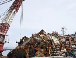 BC Pioner 88 Kembali Angkat Sisa Bangkai KMP Tunu Pratama Jaya di Selat Bali, Ditarget Tuntas 17 Februari