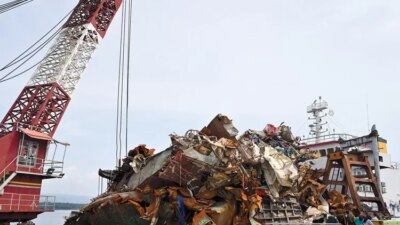 bc-pioner-88-kembali-angkat-sisa-bangkai-kmp-tunu-pratama-jaya-di-selat-bali,-ditarget-tuntas-17-februari