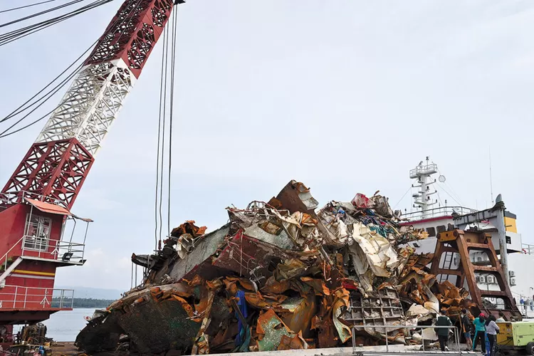 bc-pioner-88-kembali-angkat-sisa-bangkai-kmp-tunu-pratama-jaya-di-selat-bali,-ditarget-tuntas-17-februari