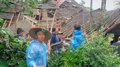angin-kencang-terjang-banyuwangi-selatan,-rumah-warga-kalibaru-ambruk-dan-pohon-tumbang-tutup-jalan