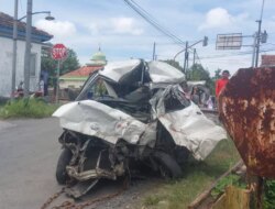 KAI Minta Maaf Usai Kereta Api Harina Tertemper Mobil di Petak Alastua-Brumbung Demak