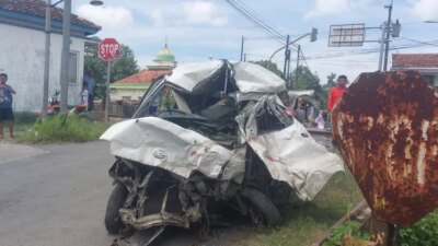 kai-minta-maaf-usai-kereta-api-harina-tertemper-mobil-di-petak-alastua-brumbung-demak