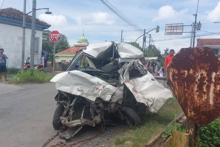 kai-minta-maaf-usai-kereta-api-harina-tertemper-mobil-di-petak-alastua-brumbung-demak