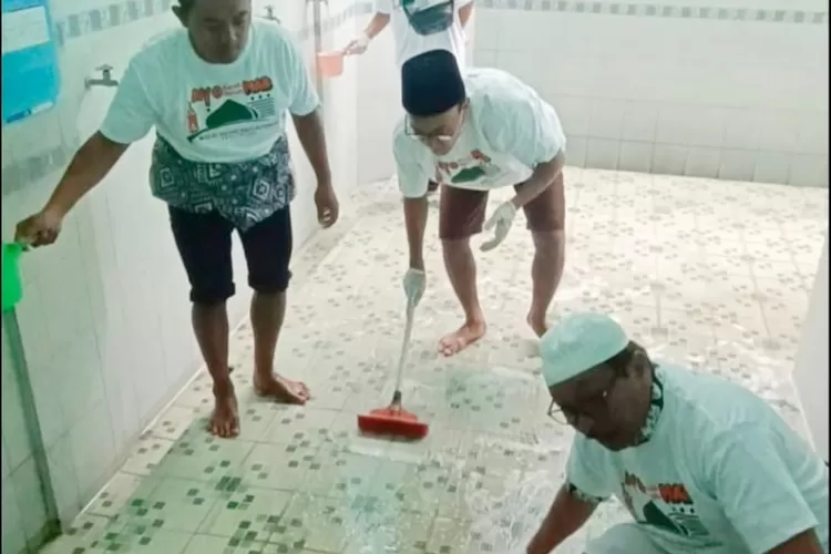 jelang-ramadan,-kpk-bersih-bersih-masjid-baiturrahman-banyuwangi