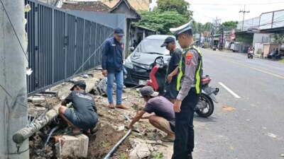 mobil-toyota-avanza-tabrak-tiang-kabel-di-rogojampi-banyuwangi,-sopir-diduga-lalai,-kerugian-rp-8-juta