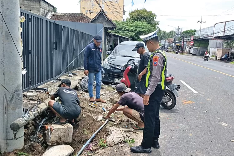 mobil-toyota-avanza-tabrak-tiang-kabel-di-rogojampi-banyuwangi,-sopir-diduga-lalai,-kerugian-rp-8-juta