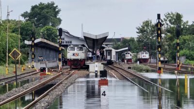 banjir-rendam-rel-di-karangjati–gubug,-kereta-api-argo-bromo-anggrek-terpaksa-putar-arah