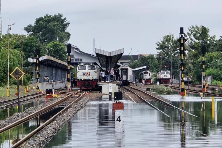 banjir-rendam-rel-di-karangjati–gubug,-kereta-api-argo-bromo-anggrek-terpaksa-putar-arah