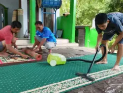 Jelang Puasa, Warga Banyuwangi Mulai Nyekar dan Bersihkan Masjid hingga Musala